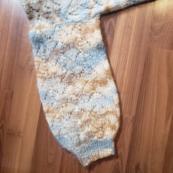 Handmade women's wool knit V-neck ballon sleeves sweater - Picture 8 of 12